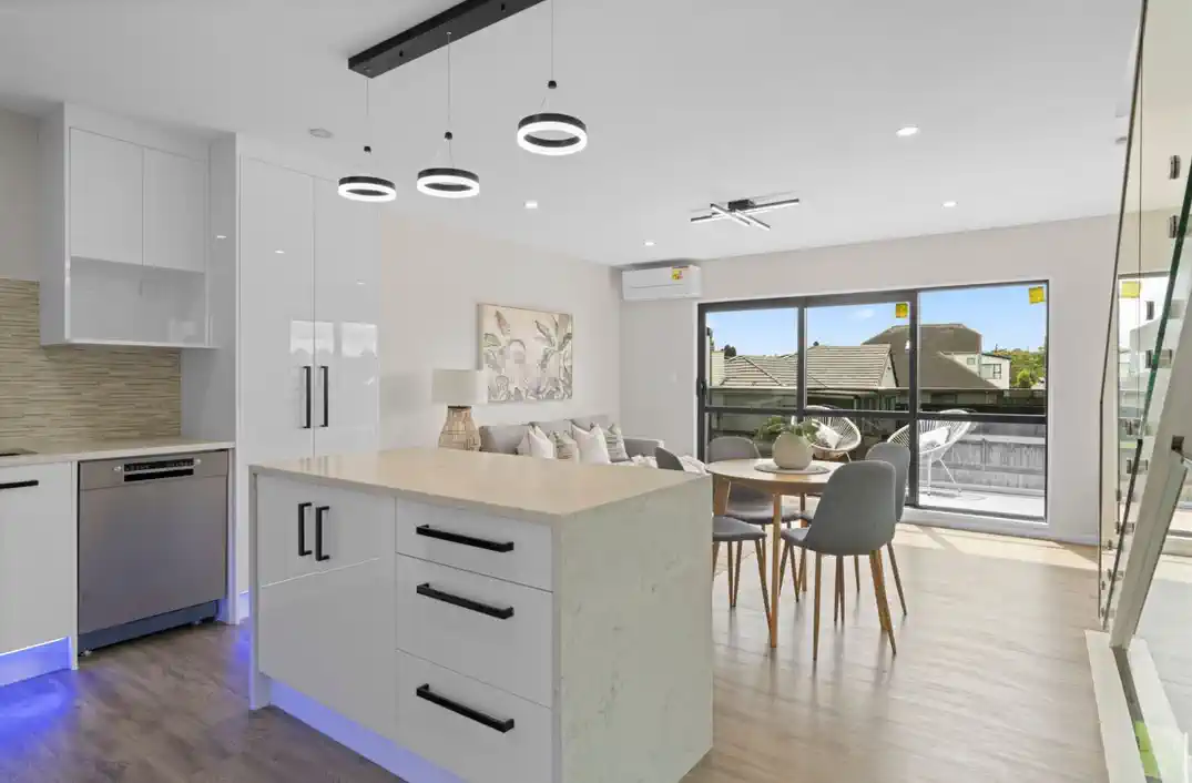 For rent, Pets by consent, No smokers, 4 beds 4 baths townhouse with garage, Available from 8th July, 1/18 Hutchinsons Road, Bucklands Beach, Auckland