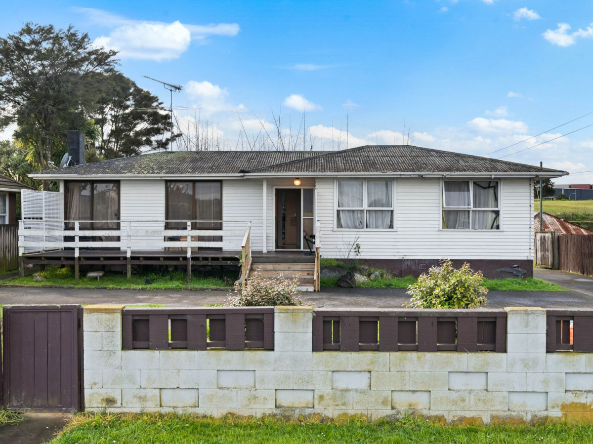 847m2 section, 3 beds 1 bath house with standalone garage, the owners have simply outgrown the home with a large and growing family, 39 Blake Road, Mangere East, Auckland