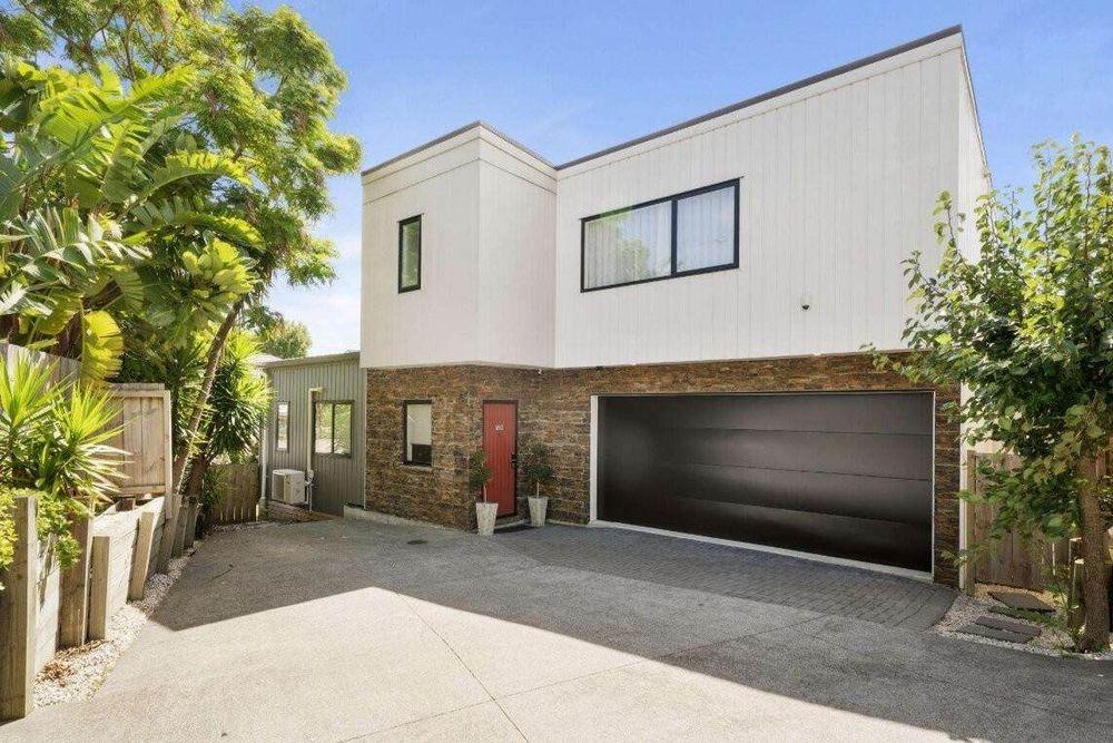 For rent, 4 beds 3 baths house with double garage, available 6th August, 5B Hemsway Place, Sunnyhills, Auckland