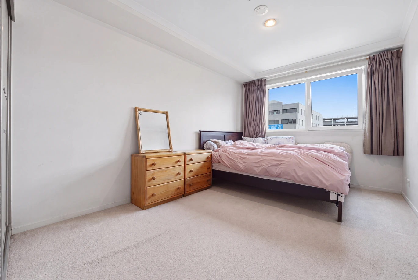 Overseas Vendor Must Sell – Double Grammar school zone (AGS & EGGS), 3 beds 2 baths apartment with 2 car parks, in the highly regarded King’s Square Apartments. 420/26 Remuera Road Newmarket, Auckland