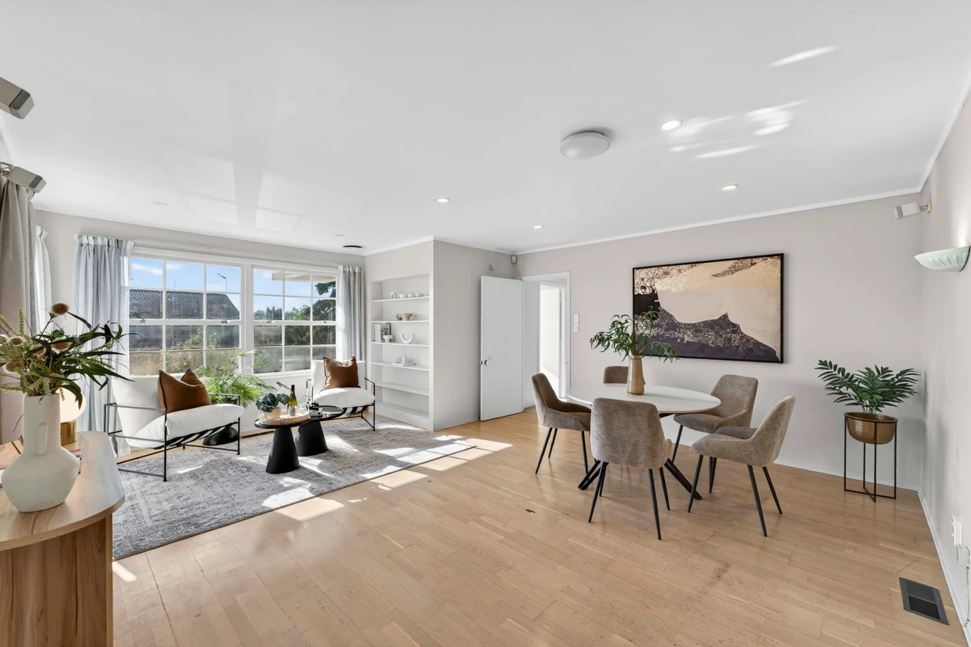 981m2 section, 404m2 character 5 beds 3 baths grand residence with triple garage, swimming pool, Beautifully landscaped gardens, 9 Worcester Road Meadowbank, Auckland
