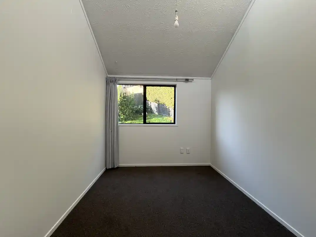 For rent, 1-year fixed-term lease ONLY, 3 beds 1 bath house with carport, Available from 25th May, 26 orinda close, Botany Downs, Auckland