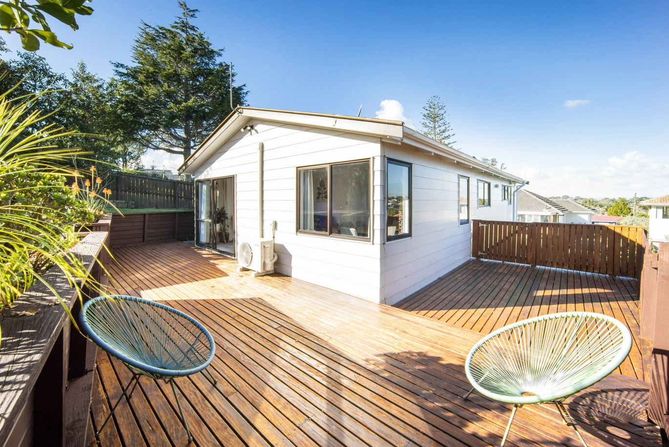 Standalone 3 beds 1 bath house with car parks and a fantastic separate studio, Zoned for Green Bay Primary School and Green Bay High School. 1/23 Stottholm Road Titirangi, Auckland