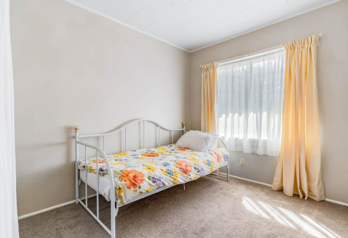Robust construction – Concrete block and brick, 3 beds + Flexi room 2 baths home, Upstairs: 2 beds 1 bath, Separate living room with access to a sunny porch, Open-plan kitchen and dining area, Downstairs: Additional bedroom plus living area, Bathroom and utility room, 2/2B Yeoman Place, Howick, Auckland