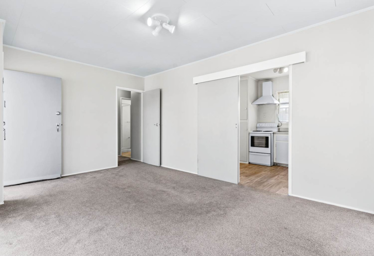 Robust construction – Concrete block and brick, 3 beds + Flexi room 2 baths home, Upstairs: 2 beds 1 bath, Separate living room with access to a sunny porch, Open-plan kitchen and dining area, Downstairs: Additional bedroom plus living area, Bathroom and utility room, 2/2B Yeoman Place, Howick, Auckland