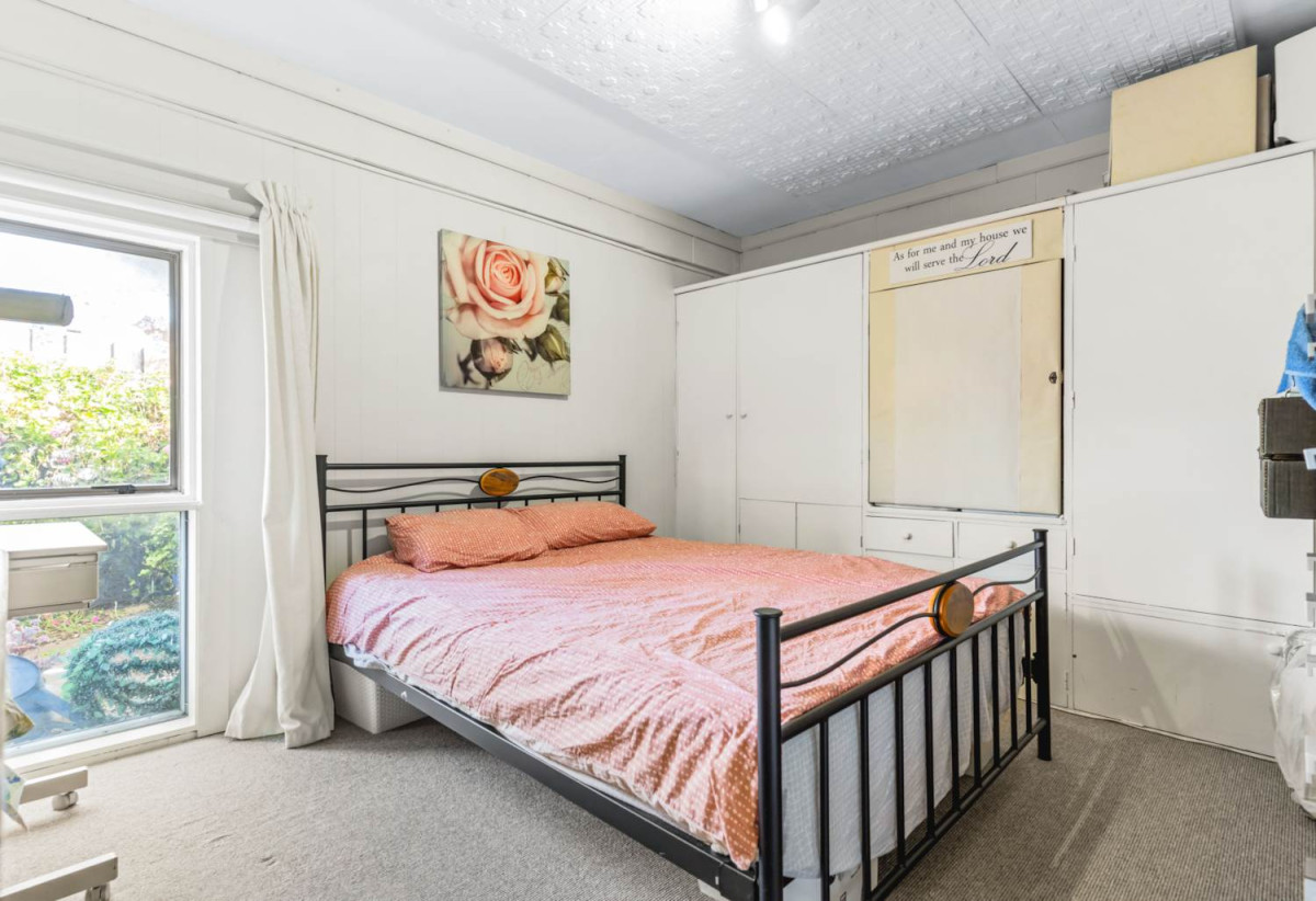 Robust construction – Concrete block and brick, 3 beds + Flexi room 2 baths home, Upstairs: 2 beds 1 bath, Separate living room with access to a sunny porch, Open-plan kitchen and dining area, Downstairs: Additional bedroom plus living area, Bathroom and utility room, 2/2B Yeoman Place, Howick, Auckland
