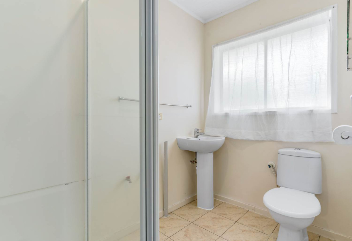Robust construction – Concrete block and brick, 3 beds + Flexi room 2 baths home, Upstairs: 2 beds 1 bath, Separate living room with access to a sunny porch, Open-plan kitchen and dining area, Downstairs: Additional bedroom plus living area, Bathroom and utility room, 2/2B Yeoman Place, Howick, Auckland