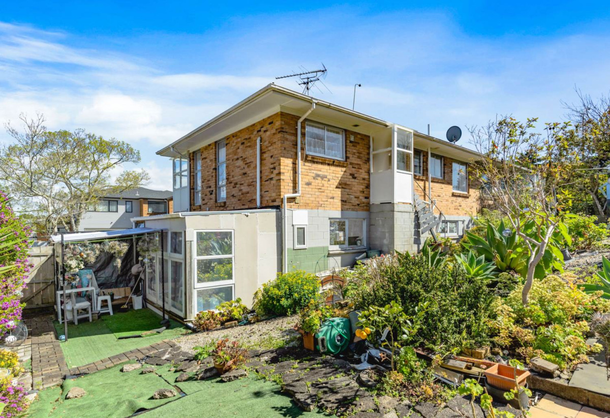 Robust construction – Concrete block and brick, 3 beds + Flexi room 2 baths home, Upstairs: 2 beds 1 bath, Separate living room with access to a sunny porch, Open-plan kitchen and dining area, Downstairs: Additional bedroom plus living area, Bathroom and utility room, 2/2B Yeoman Place, Howick, Auckland