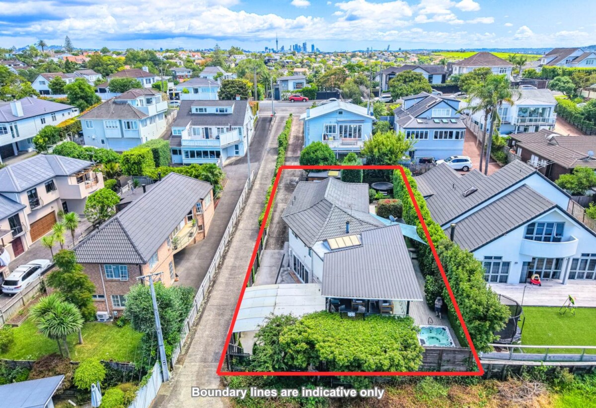 209m2 Renovated 4 beds 2 baths house with carport, upstairs 3 beds 1 bath kitchen living with central heating, Downstairs 1 bed 1 bath kitchenette a heat pump and its own slider entrance, 128A Kohimarama Road, Kohimarama, Auckland