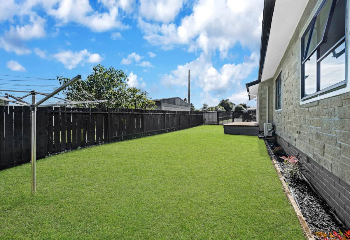 Vendors have bought elsewhere and absolutely MUST sell, 3 beds 1 bath house with garage, 134 Avondale Road, Avondale, Auckland