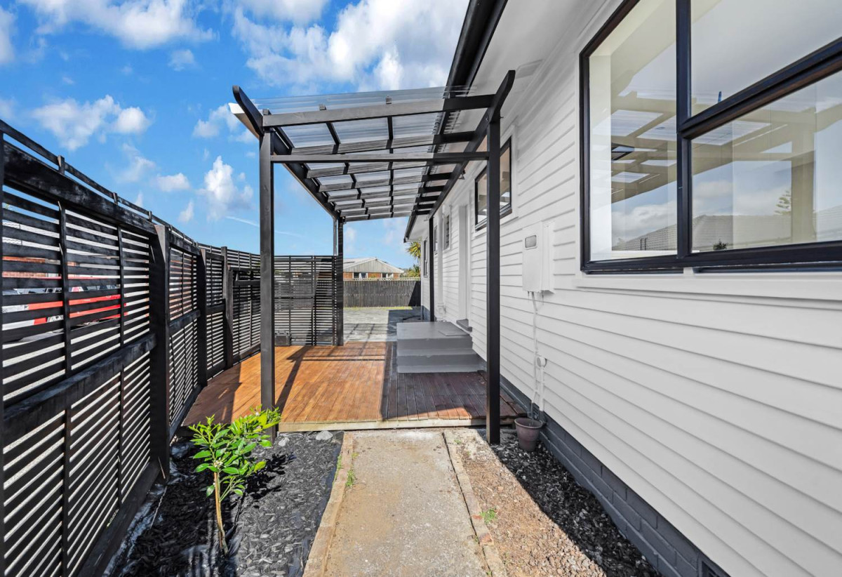 Vendors have bought elsewhere and absolutely MUST sell, 3 beds 1 bath house with garage, 134 Avondale Road, Avondale, Auckland