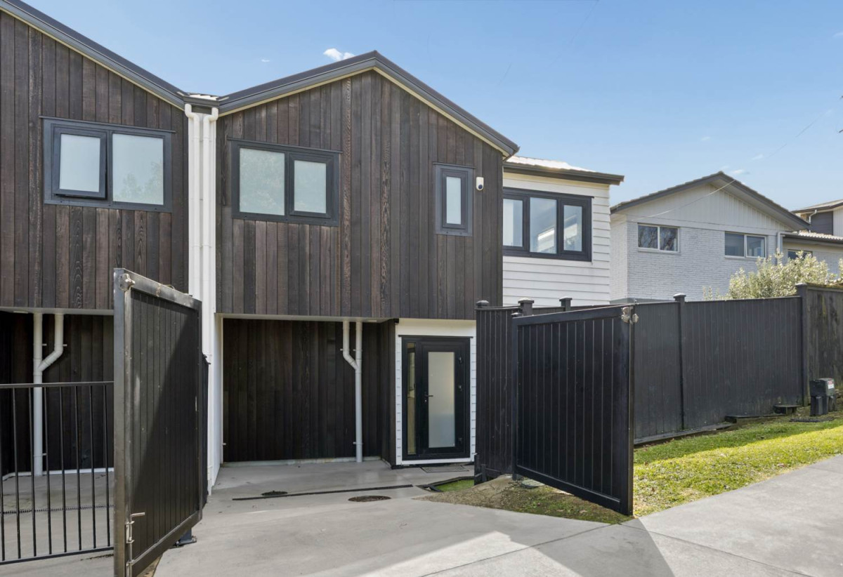 3 beds 2 baths home, 0.6 km to Macleans Primary School, 148B Hutchinsons Road, Bucklands Beach, Auckland