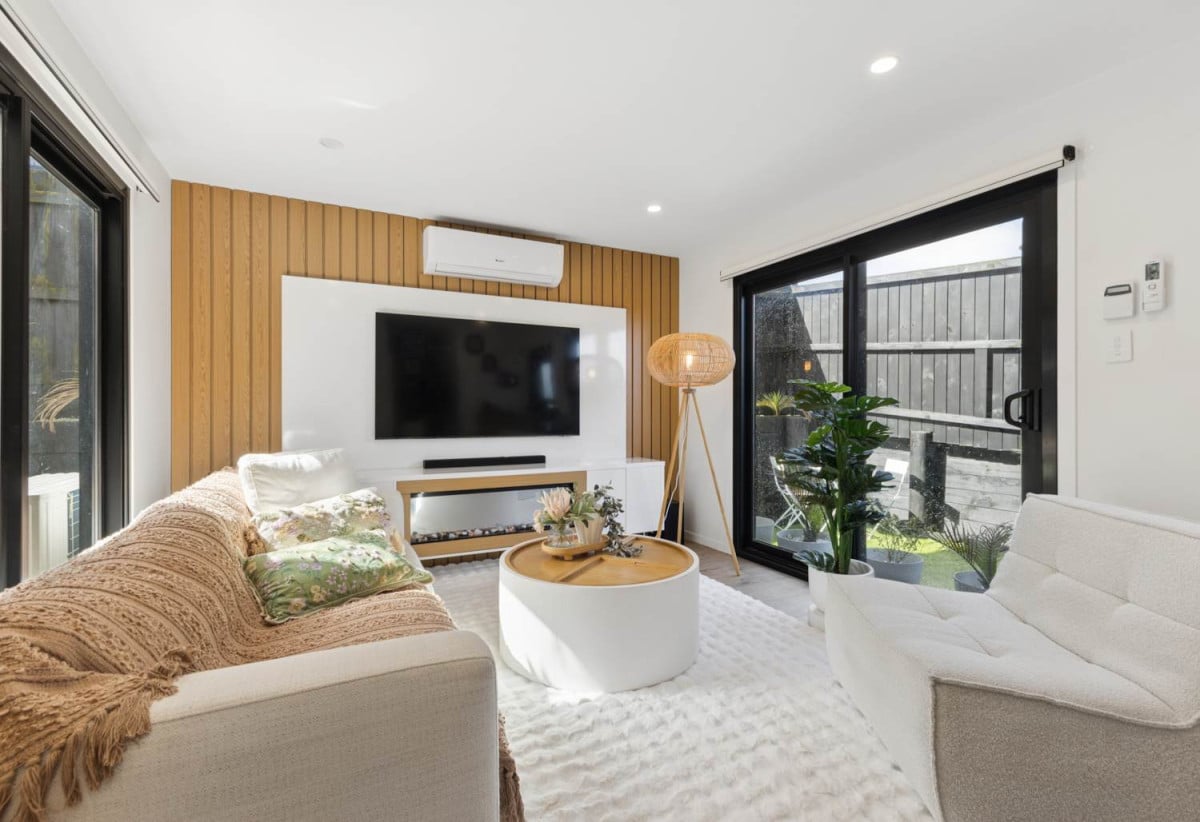 3 beds 2 baths home, 0.6 km to Macleans Primary School, 148B Hutchinsons Road, Bucklands Beach, Auckland