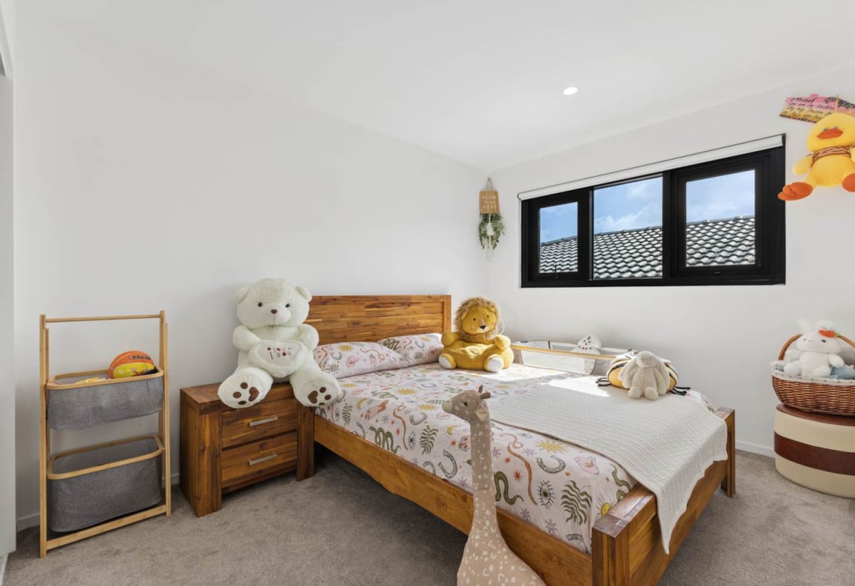 3 beds 2 baths home, 0.6 km to Macleans Primary School, 148B Hutchinsons Road, Bucklands Beach, Auckland