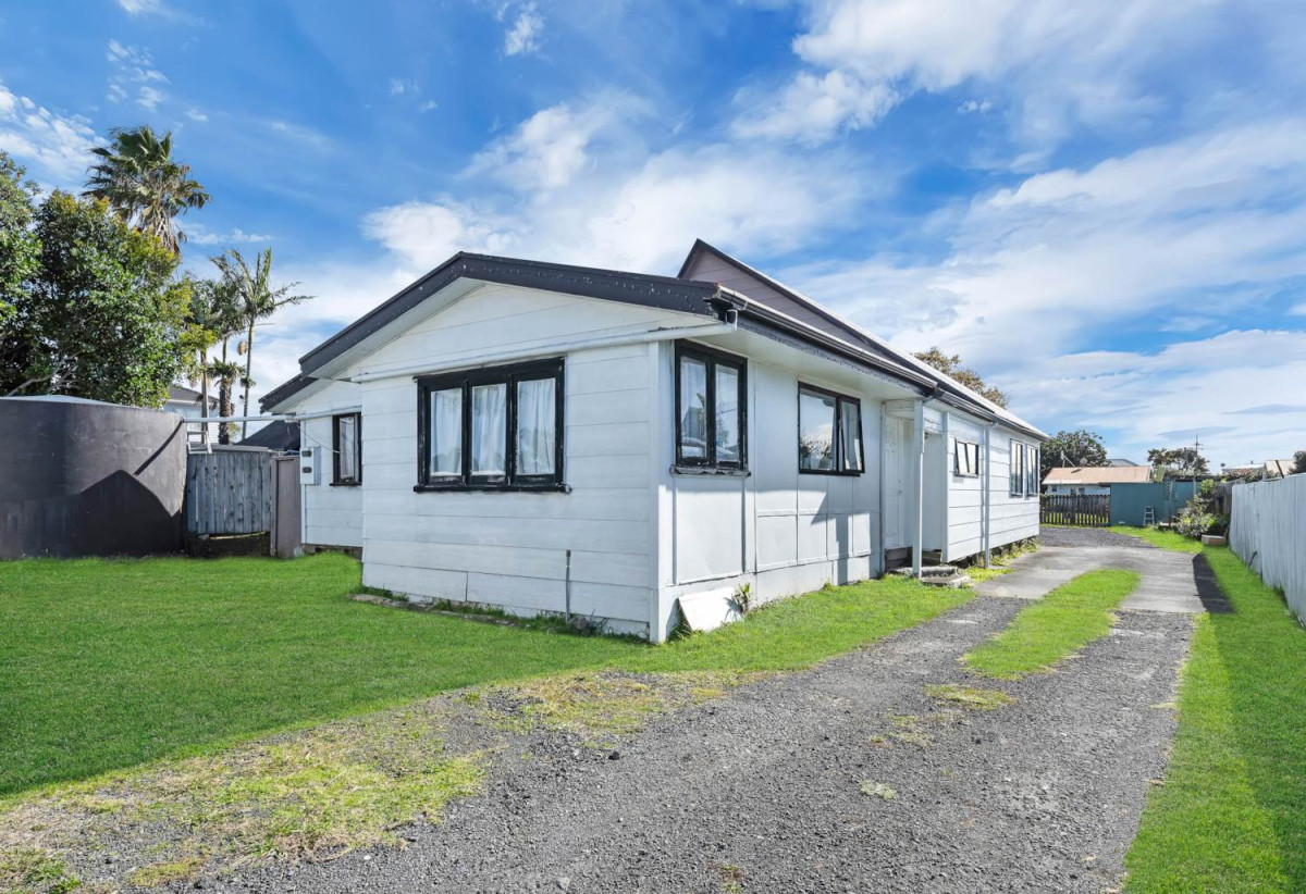 Affordable Beachlands Opportunity, 1012m2 section, 3 beds 2 baths house with double garage, 40 Second View Avenue, Beachlands, Auckland