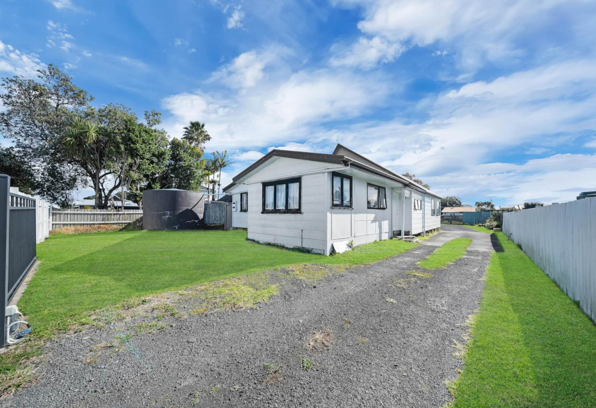 Affordable Beachlands Opportunity, 1012m2 section, 3 beds 2 baths house with double garage, 40 Second View Avenue, Beachlands, Auckland