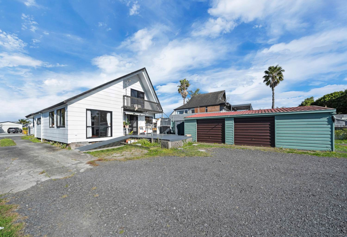 Affordable Beachlands Opportunity, 1012m2 section, 3 beds 2 baths house with double garage, 40 Second View Avenue, Beachlands, Auckland