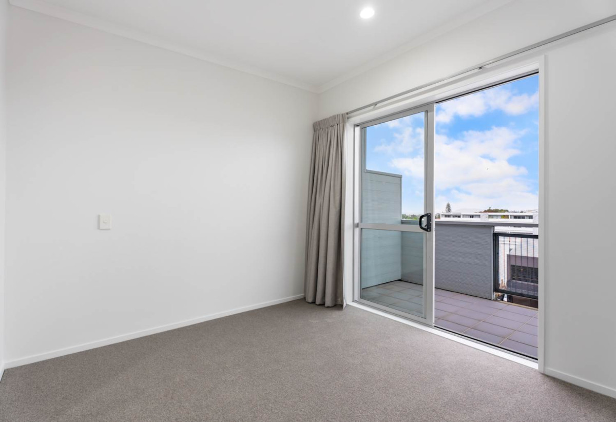 Affordable in Grey Lynn – Developer want it go, Auckland Girls’ Grammar School zone, Renovated freehold 3 beds 2 baths apartment with car park, 70sqm internal size plus Large balcony, 4A/1 Ophir Street, Grey Lynn, Auckland