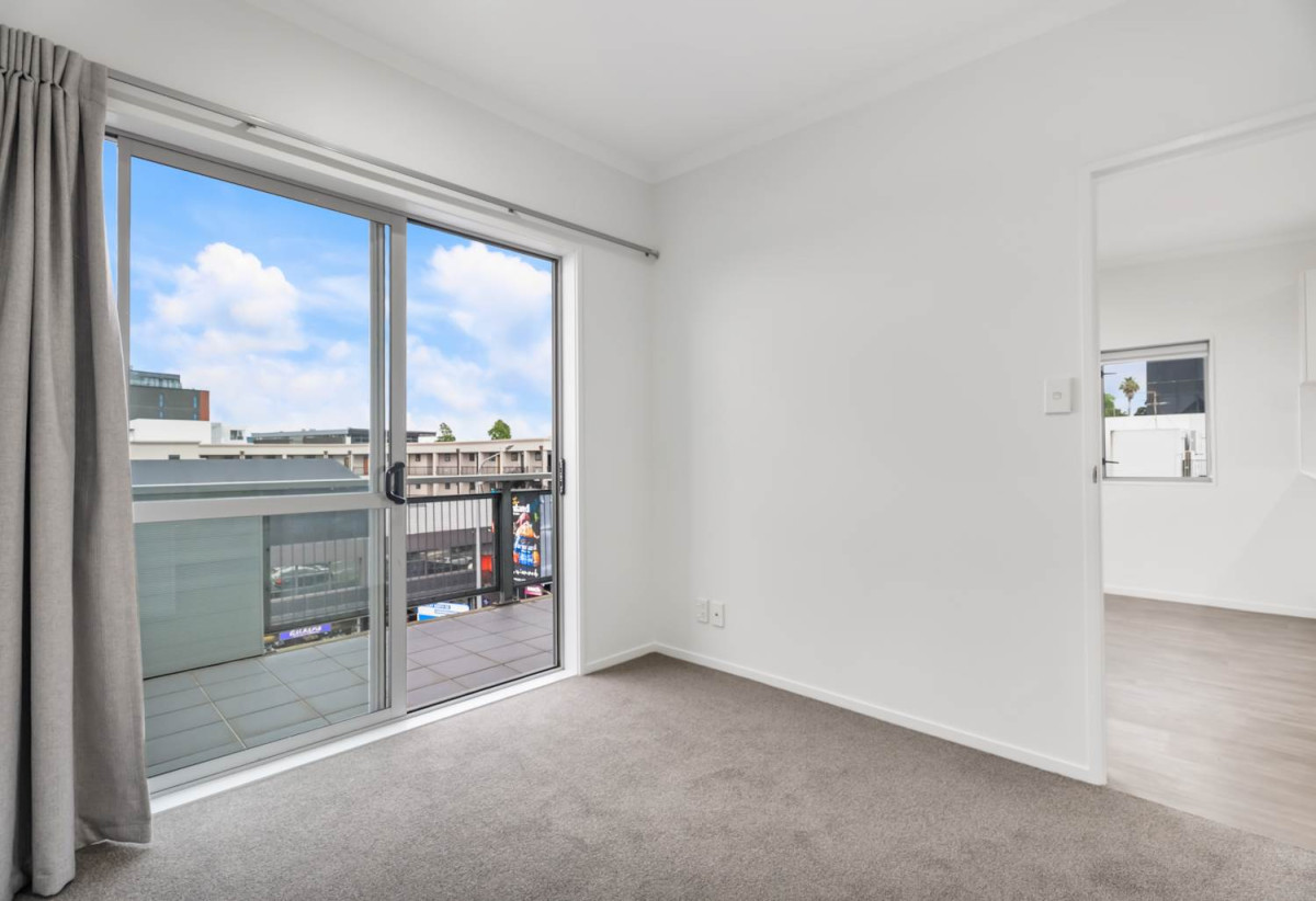 Affordable in Grey Lynn – Developer want it go, Auckland Girls’ Grammar School zone, Renovated freehold 3 beds 2 baths apartment with car park, 70sqm internal size plus Large balcony, 4A/1 Ophir Street, Grey Lynn, Auckland