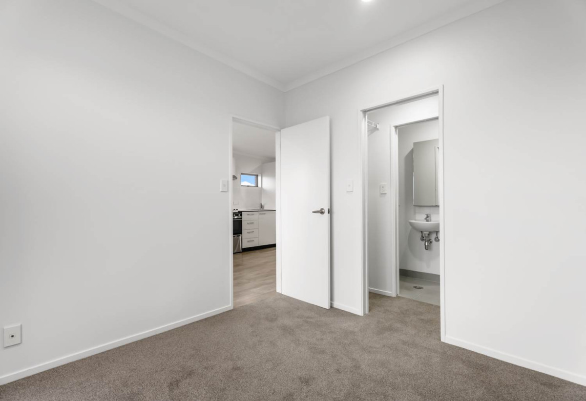 Affordable in Grey Lynn – Developer want it go, Auckland Girls’ Grammar School zone, Renovated freehold 3 beds 2 baths apartment with car park, 70sqm internal size plus Large balcony, 4A/1 Ophir Street, Grey Lynn, Auckland