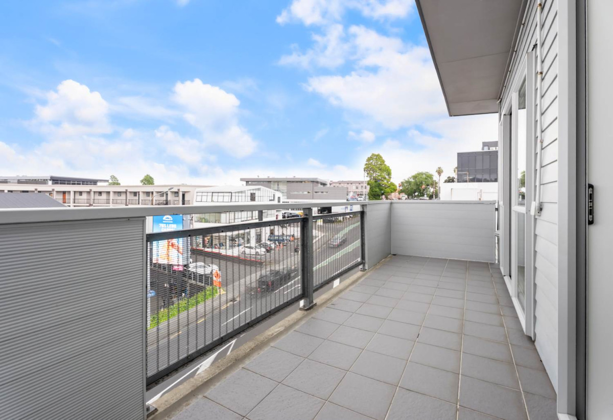 Affordable in Grey Lynn – Developer want it go, Auckland Girls’ Grammar School zone, Renovated freehold 3 beds 2 baths apartment with car park, 70sqm internal size plus Large balcony, 4A/1 Ophir Street, Grey Lynn, Auckland