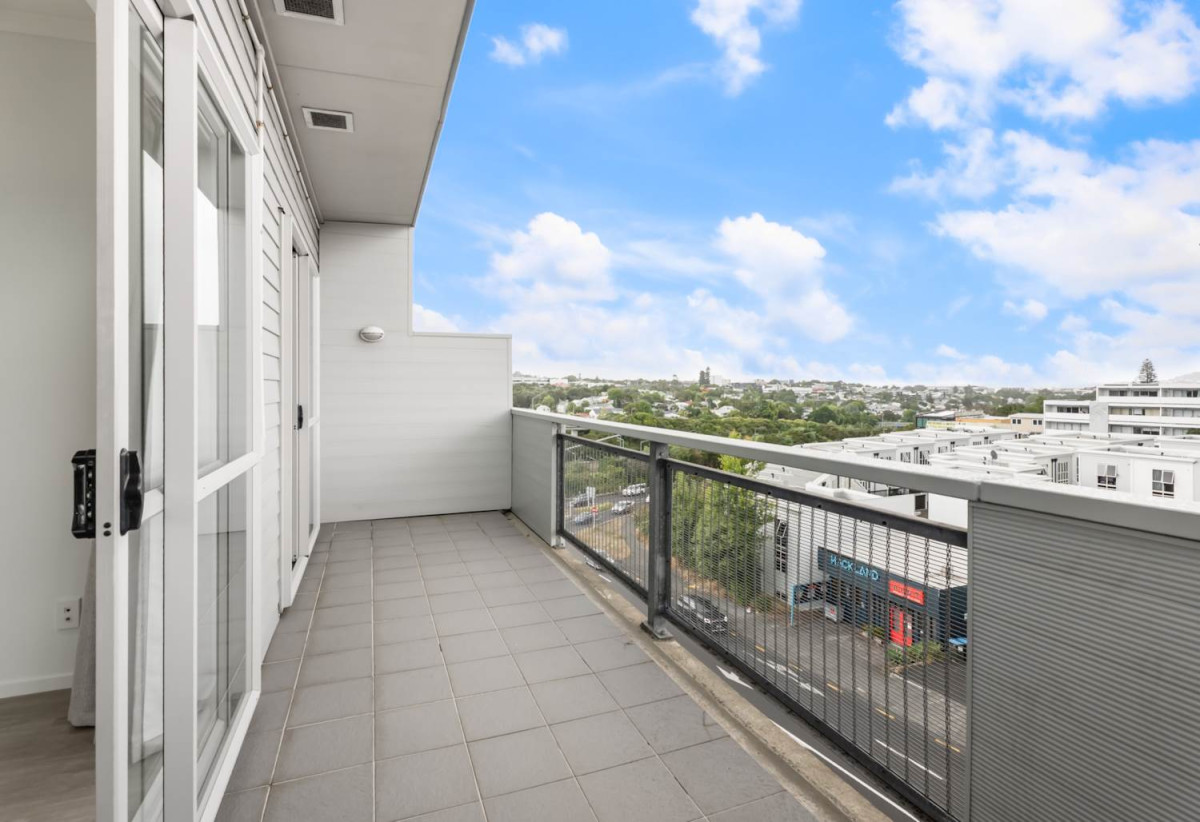 Affordable in Grey Lynn – Developer want it go, Auckland Girls’ Grammar School zone, Renovated freehold 3 beds 2 baths apartment with car park, 70sqm internal size plus Large balcony, 4A/1 Ophir Street, Grey Lynn, Auckland