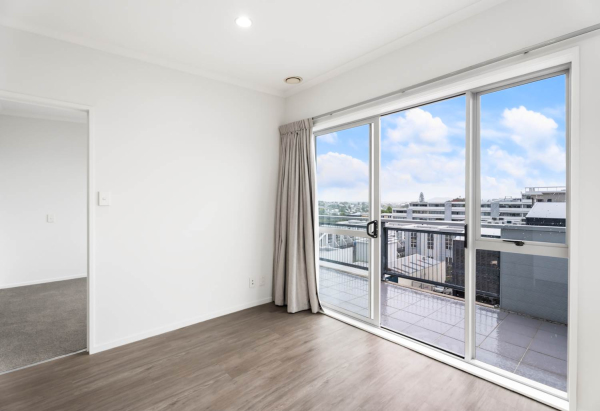 Affordable in Grey Lynn – Developer want it go, Auckland Girls’ Grammar School zone, Renovated freehold 3 beds 2 baths apartment with car park, 70sqm internal size plus Large balcony, 4A/1 Ophir Street, Grey Lynn, Auckland