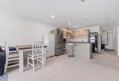 Overseas Vendor Must Sell – Double Grammar school zone (AGS & EGGS), 3 beds 2 baths apartment with 2 car parks, in the highly regarded King’s Square Apartments. 420/26 Remuera Road Newmarket, Auckland