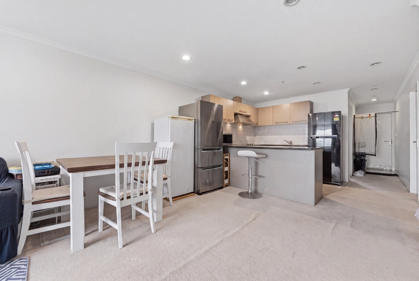 Overseas Vendor Must Sell – Double Grammar school zone (AGS & EGGS), 3 beds 2 baths apartment with 2 car parks, in the highly regarded King’s Square Apartments. 420/26 Remuera Road Newmarket, Auckland
