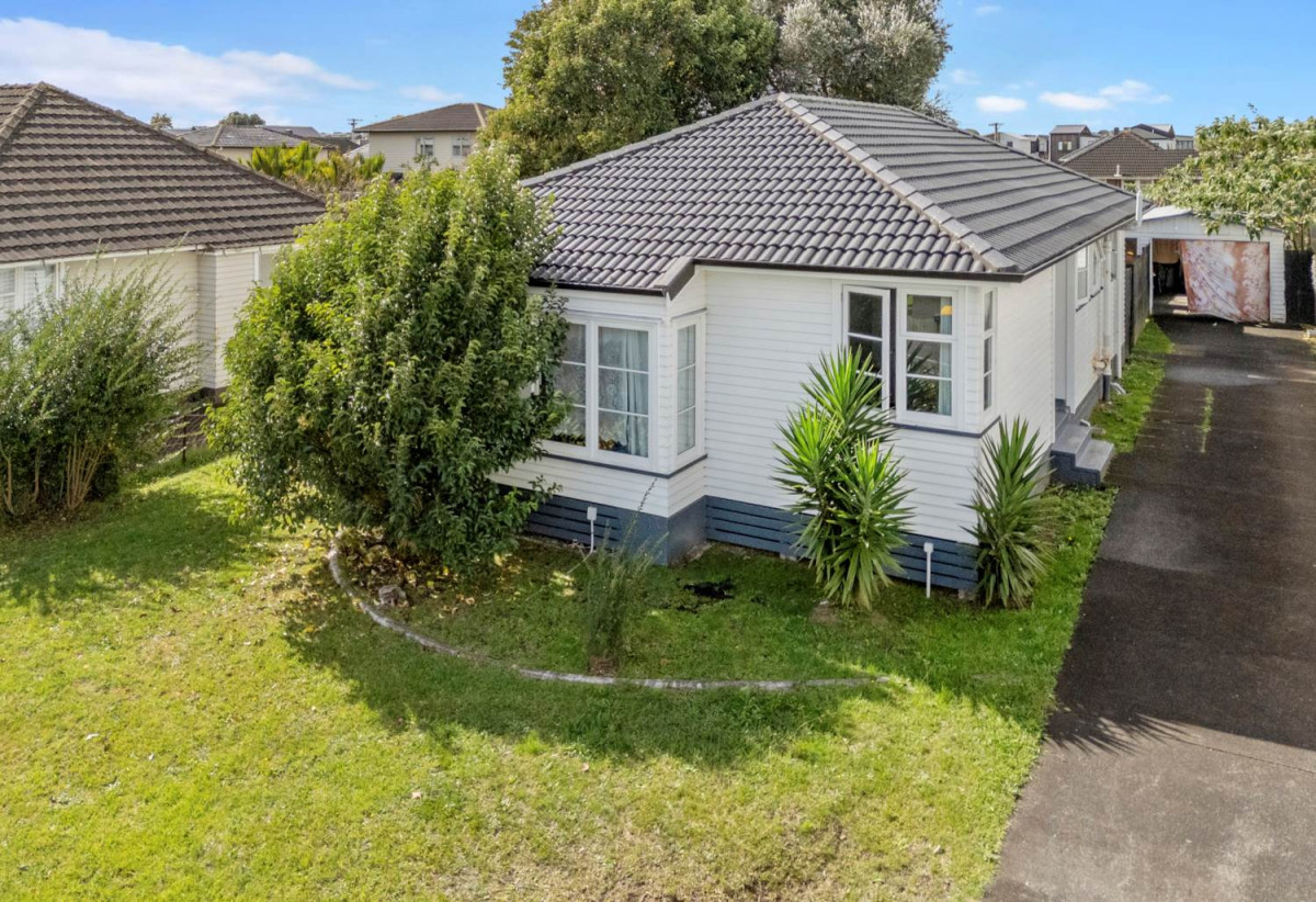 706m2 section, 3 beds 1 bath house with garage, currently rented for $750 per week, 101 Porchester Road, Papakura, Auckland