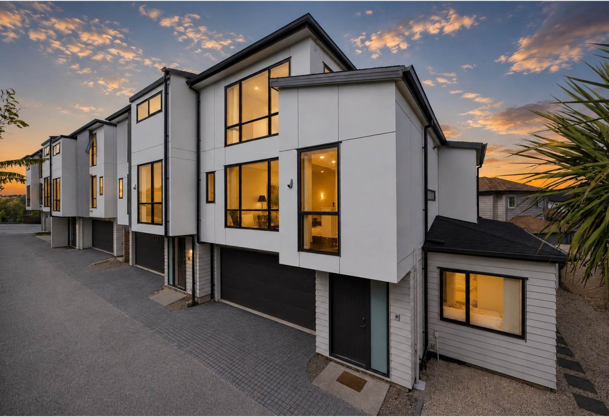 197m2 Freehold 4 beds (1 ensuite) 3 baths duplex home with double garage, easy access to Panmure Basin walking and cycling paths. 0.9 km to Sylvia Park School, 67 Waipuna Road, Mt Wellington, Auckland