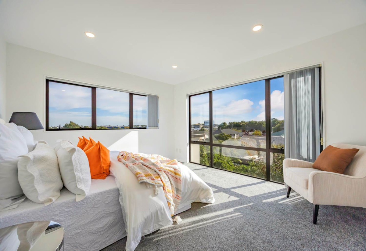197m2 Freehold 4 beds (1 ensuite) 3 baths duplex home with double garage, easy access to Panmure Basin walking and cycling paths. 0.9 km to Sylvia Park School, 67 Waipuna Road, Mt Wellington, Auckland