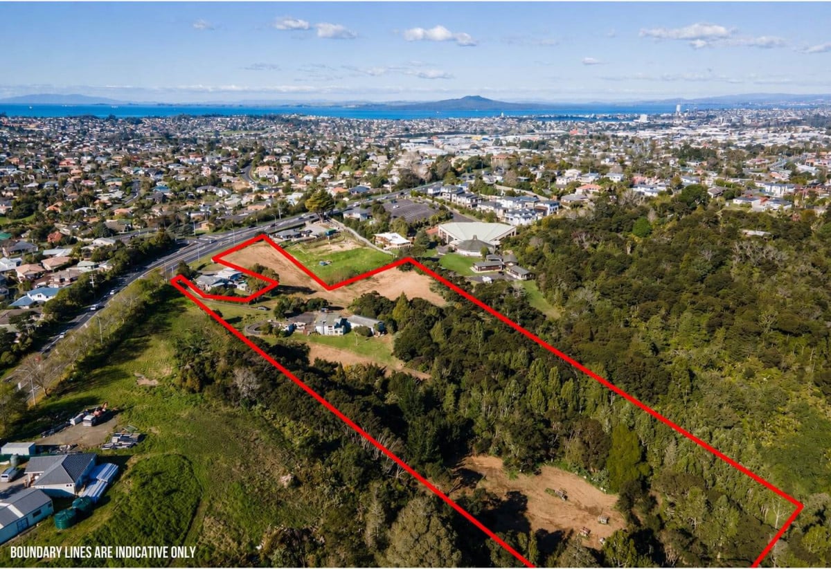 33753m2 of residentially zoned land, 3 beds 1 bath house, 1.7 km to Target Road School, 2.6 km to Albany Junior High School, 42 Albany Highway, Greenhithe, Auckland