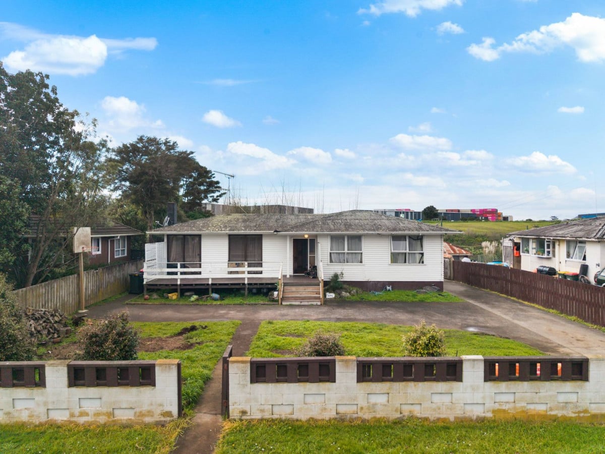 847m2 section, 3 beds 1 bath house with standalone garage, the owners have simply outgrown the home with a large and growing family, 39 Blake Road, Mangere East, Auckland