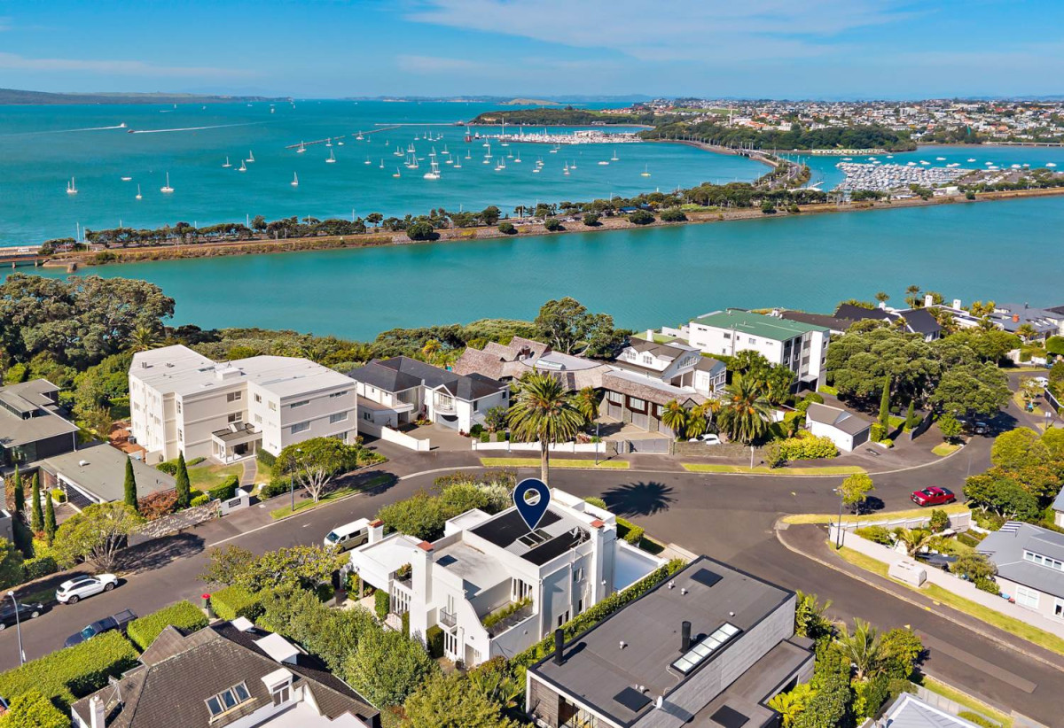 Must Sell, Vendors has Purchased, Double Grammar school zone, This Andrew Patterson Architectural masterpiece, 625m2 section, 351m2 floor area, 4 beds + office 2 baths house with double garage and swimming pool, Sea Views, zoned for Auckland Grammar and Epsom Girls’ Grammar School, 3 Crescent Road, Parnell, Auckland