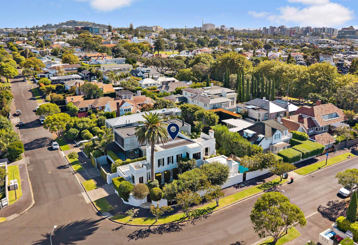 Must Sell, Vendors has Purchased, Double Grammar school zone, This Andrew Patterson Architectural masterpiece, 625m2 section, 351m2 floor area, 4 beds + office 2 baths house with double garage and swimming pool, Sea Views, zoned for Auckland Grammar and Epsom Girls’ Grammar School, 3 Crescent Road, Parnell, Auckland