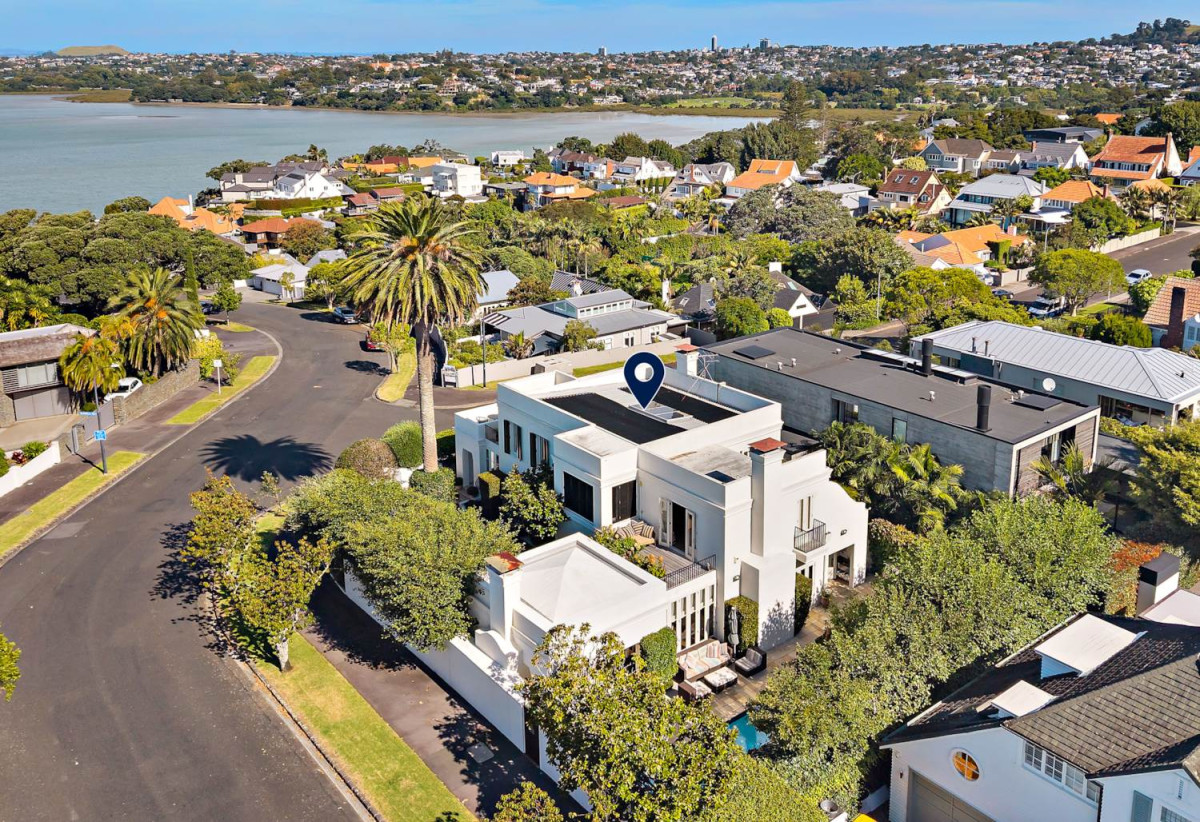 Must Sell, Vendors has Purchased, Double Grammar school zone, This Andrew Patterson Architectural masterpiece, 625m2 section, 351m2 floor area, 4 beds + office 2 baths house with double garage and swimming pool, Sea Views, zoned for Auckland Grammar and Epsom Girls’ Grammar School, 3 Crescent Road, Parnell, Auckland