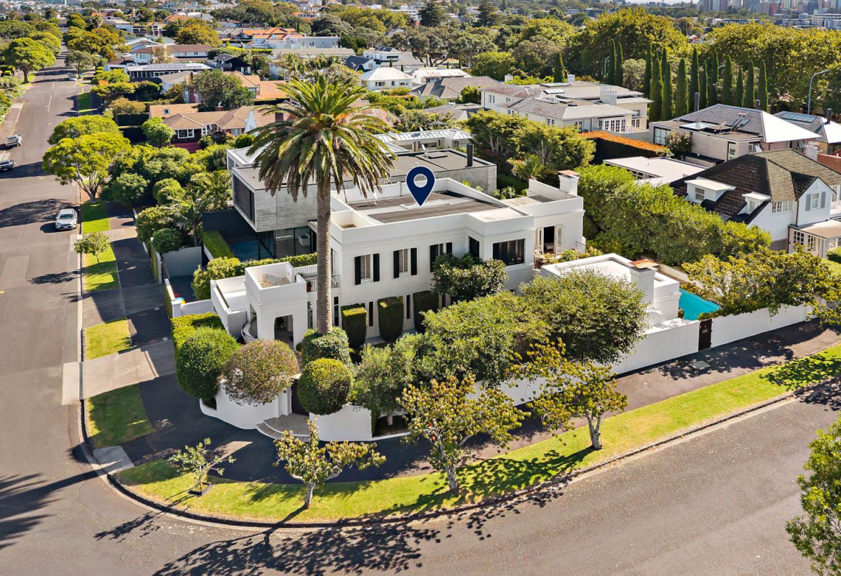 Must Sell, Vendors has Purchased, Double Grammar school zone, This Andrew Patterson Architectural masterpiece, 625m2 section, 351m2 floor area, 4 beds + office 2 baths house with double garage and swimming pool, Sea Views, zoned for Auckland Grammar and Epsom Girls’ Grammar School, 3 Crescent Road, Parnell, Auckland