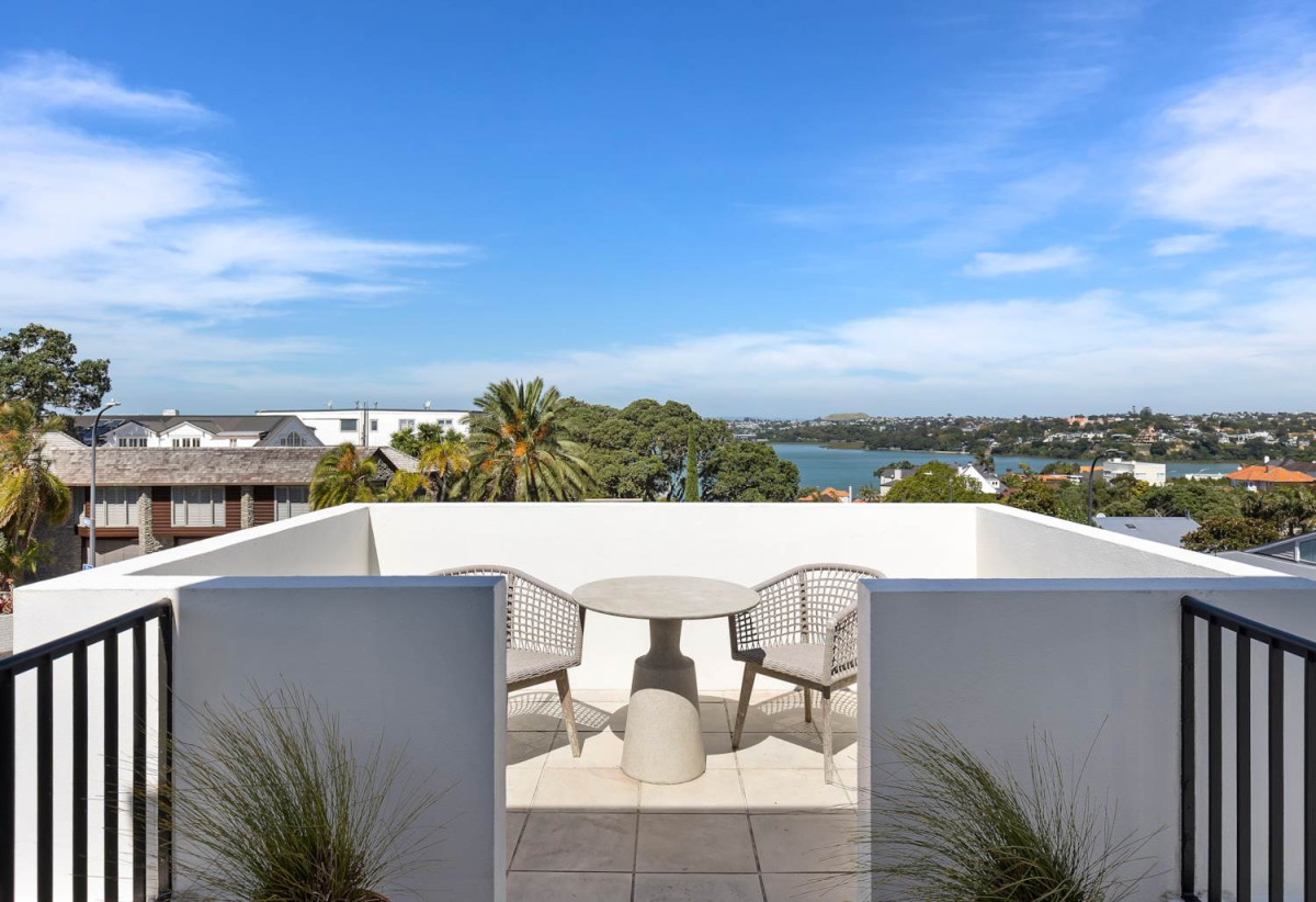Must Sell, Vendors has Purchased, Double Grammar school zone, This Andrew Patterson Architectural masterpiece, 625m2 section, 351m2 floor area, 4 beds + office 2 baths house with double garage and swimming pool, Sea Views, zoned for Auckland Grammar and Epsom Girls’ Grammar School, 3 Crescent Road, Parnell, Auckland