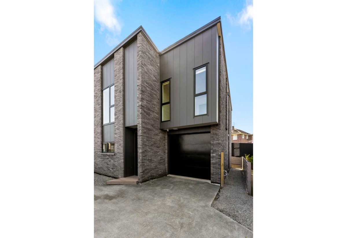 Urgent Sale – Motivated Vendor Says Sell, Striking dark charcoal brick exterior, Brandnew 3 beds + study 3 baths home with garage, Lot 2-5/135 Leybourne Circle, Glen Innes, Auckland
