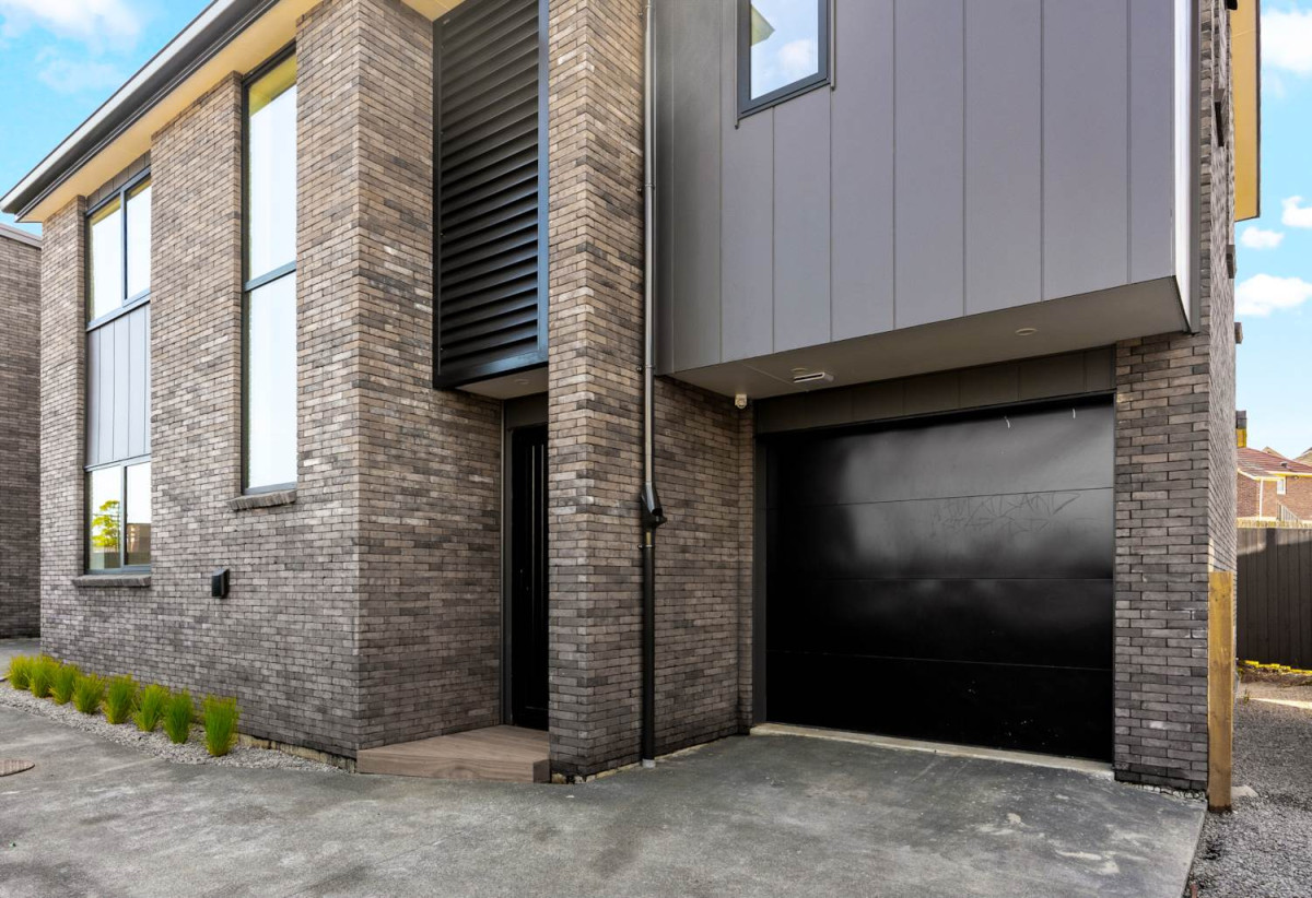 Urgent Sale – Motivated Vendor Says Sell, Striking dark charcoal brick exterior, Brandnew 3 beds + study 3 baths home with garage, Lot 2-5/135 Leybourne Circle, Glen Innes, Auckland