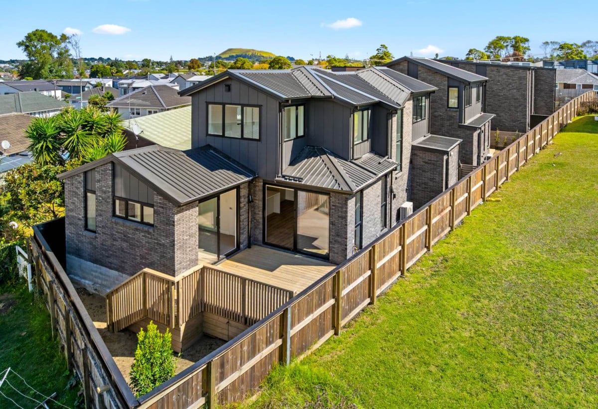 Urgent Sale – Motivated Vendor Says Sell, Striking dark charcoal brick exterior, Brandnew 3 beds + study 3 baths home with garage, Lot 2-5/135 Leybourne Circle, Glen Innes, Auckland