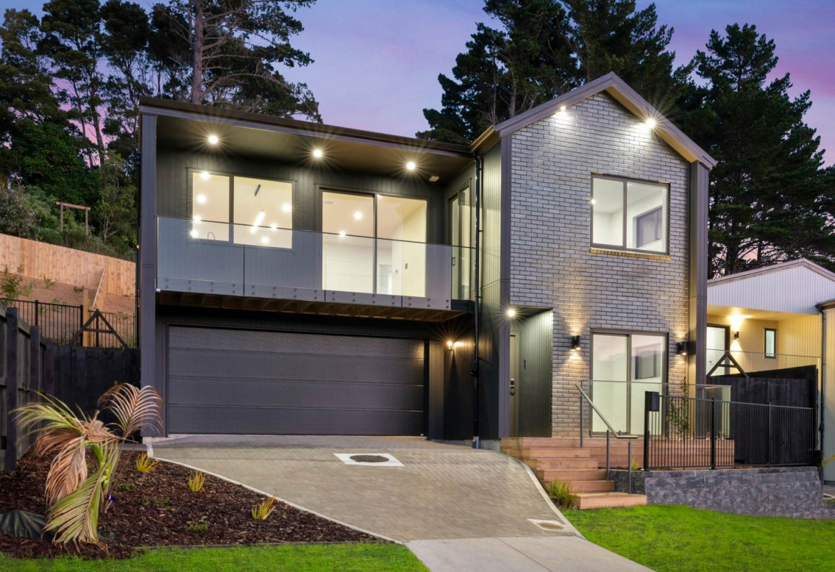 529m2 section, Built by Mars Living Construction, and presented as the development’s show home, 5 beds 3 baths house with double garage, 1 ensuite ground floor, Central air-conditioning with individual room controls, Underfloor heating in bathrooms, 244C West Hoe Heights, Orewa, Auckland