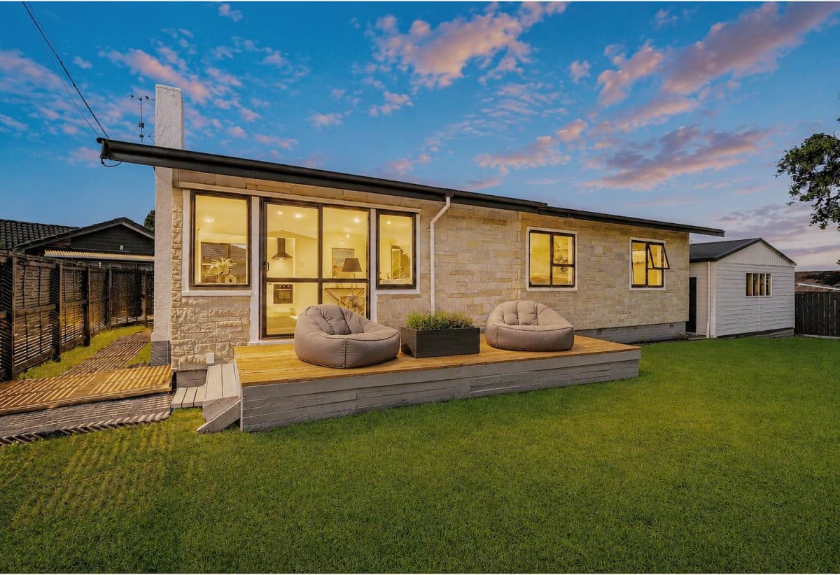 Vendors have bought elsewhere and absolutely MUST sell, 3 beds 1 bath house with garage, 134 Avondale Road, Avondale, Auckland