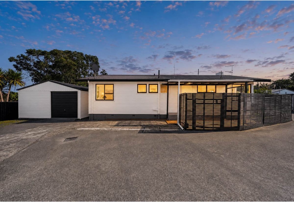 Vendors have bought elsewhere and absolutely MUST sell, 3 beds 1 bath house with garage, 134 Avondale Road, Avondale, Auckland