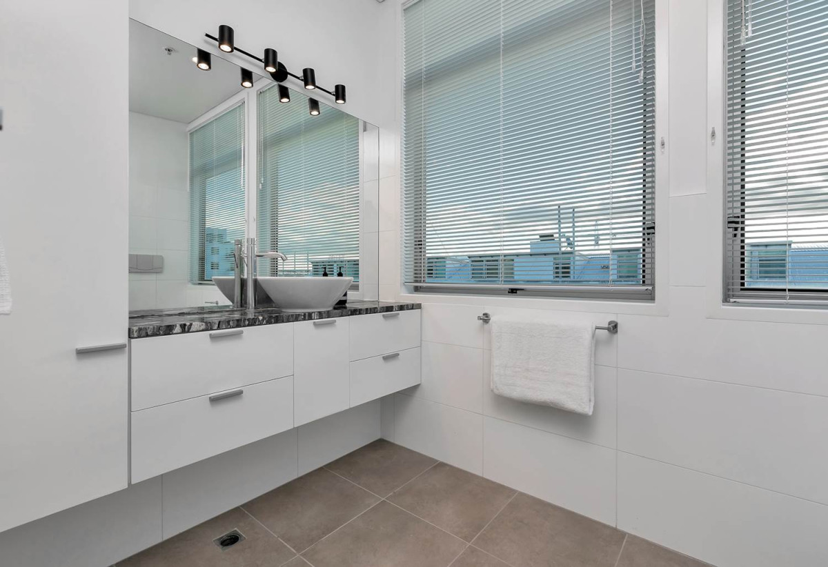 Auckland Girls’ Grammar School zone, Penthouse living at Princes Wharf, 85m2 Leasehold 1 bed 1 bath apartment with secure carpark at Shed 20, plus a large balcony offering harbour views, 48A/139 Quay Street, City Centre, Auckland