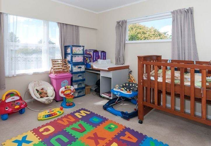 For rent, Newly carpeted 3 beds 1 bath main house with garage in the front, available 27th July, 59 La Trobe Street, Pakuranga, Auckland