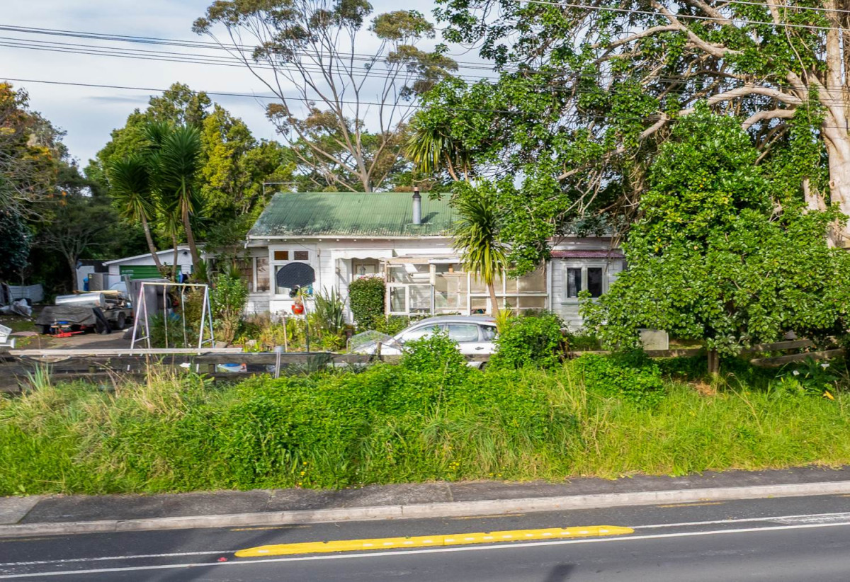 MORTGAGEE SALE, 16835m2 section, Two dwellings, total 5 beds 3 baths, Further improvements include a large high-stud shed of approximately 350m², complete with a mezzanine level. 369 Upper Harbour Drive, Greenhithe, Auckland
