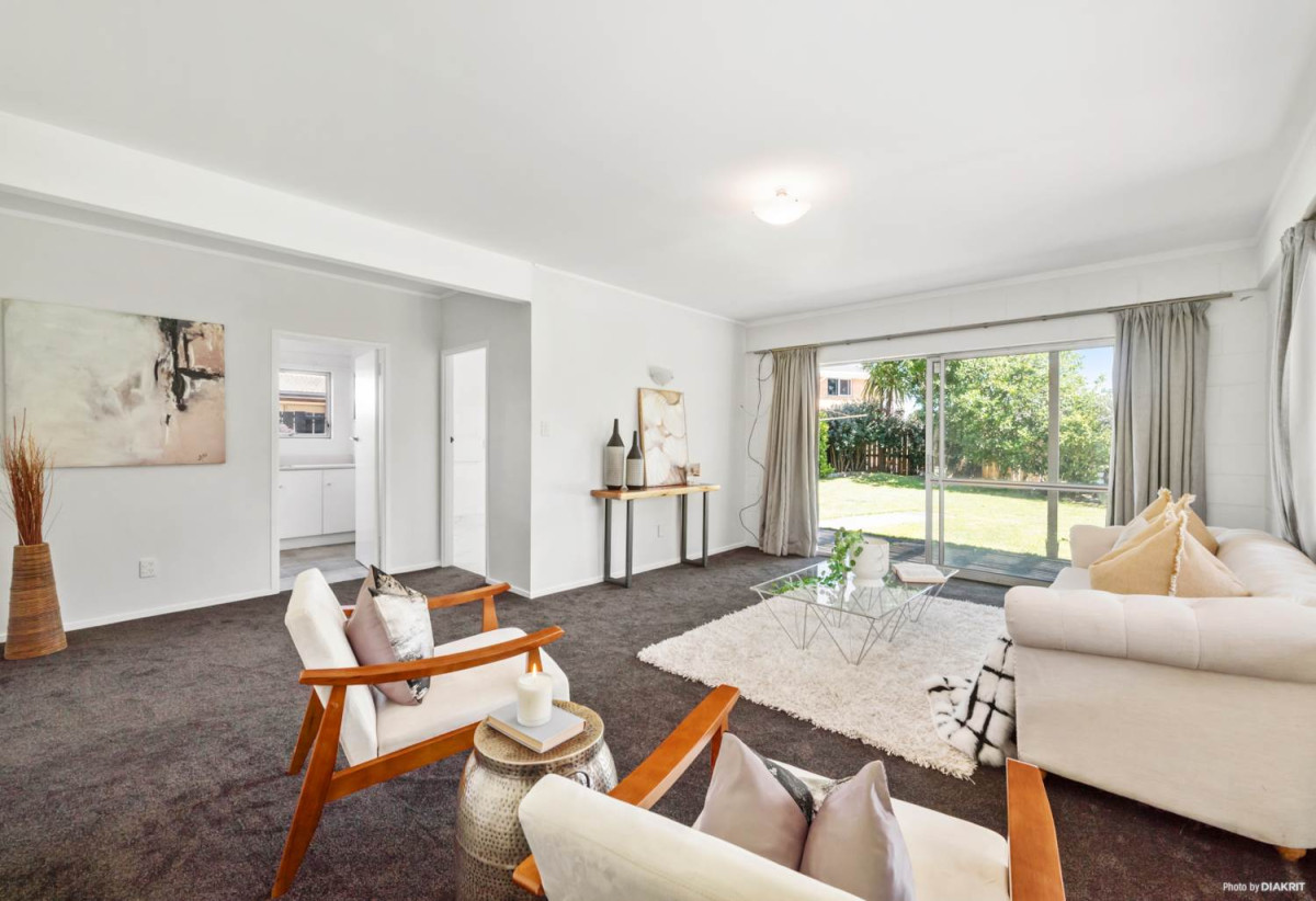 688m2 section, 6 beds + 3 Flexi rooms 2 baths house with carport, Upstairs 4 beds 1 bath kitchen dining and living, Downstairs 2 beds 1 bath 3 flexi rooms living and tea-making room, 48 Matuhi Rise, Henderson, Auckland