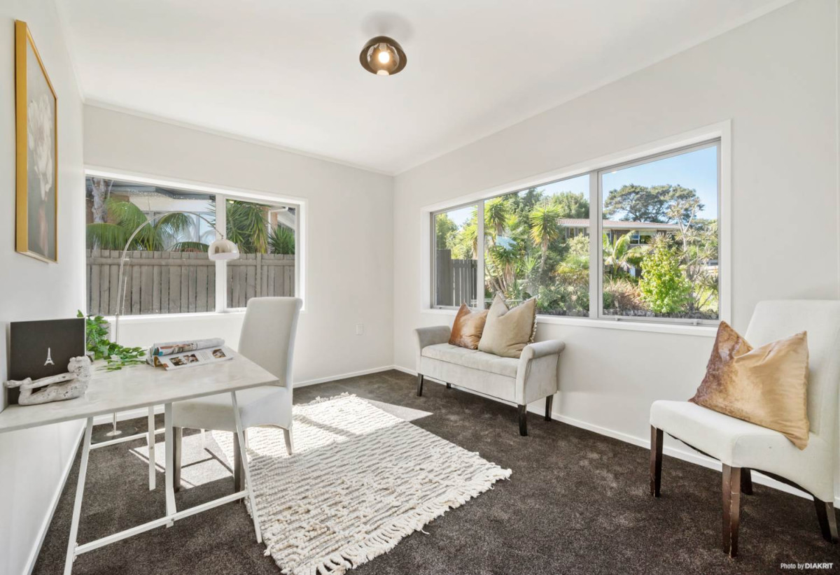 688m2 section, 6 beds + 3 Flexi rooms 2 baths house with carport, Upstairs 4 beds 1 bath kitchen dining and living, Downstairs 2 beds 1 bath 3 flexi rooms living and tea-making room, 48 Matuhi Rise, Henderson, Auckland